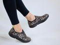 Womens OOmg Eezee Black Cheetah - รองเท้าเพื่อการฟื้นฟู (สินค้าโปรโมชั่น รับคืนไม่รับเปลี่ยน)