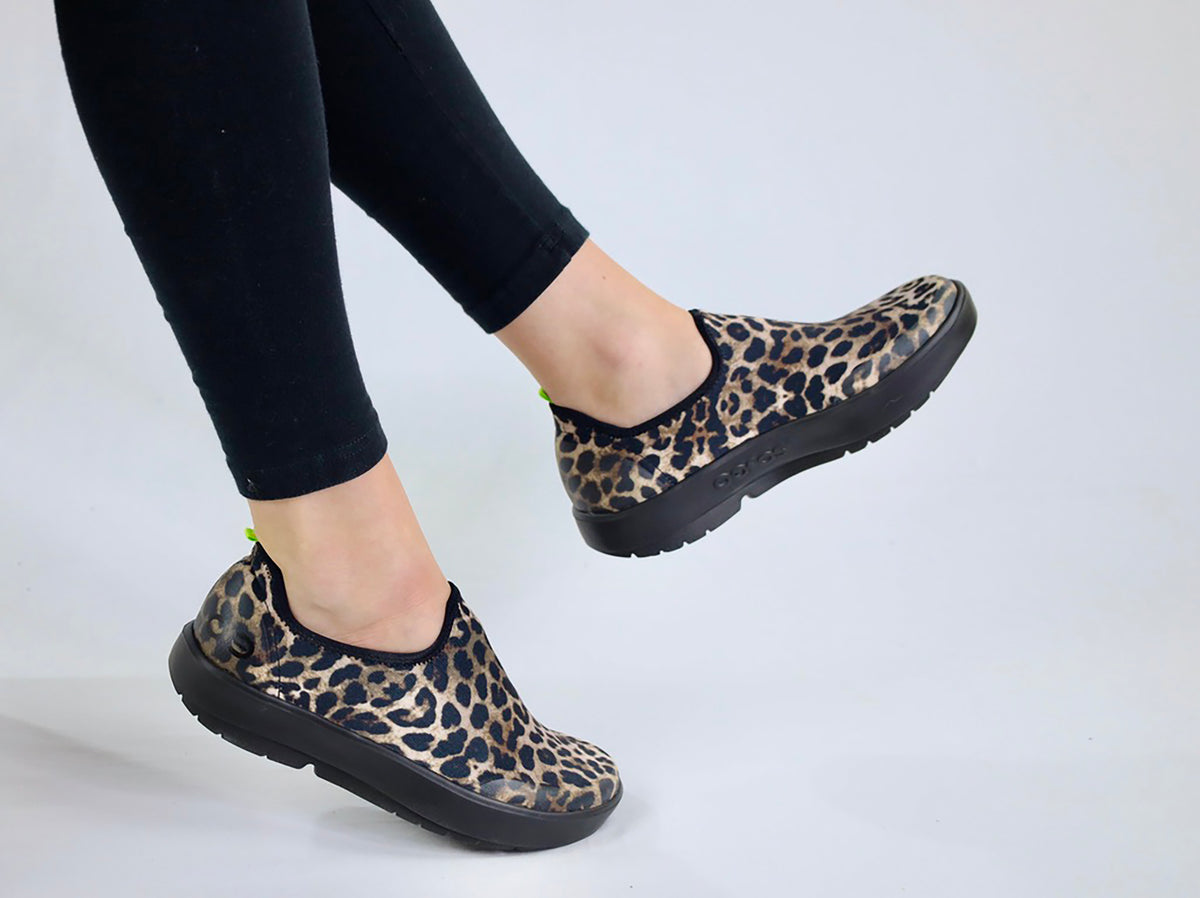 Womens OOmg Eezee Black Cheetah - รองเท้าเพื่อการฟื้นฟู (สินค้าโปรโมชั่น รับคืนไม่รับเปลี่ยน)