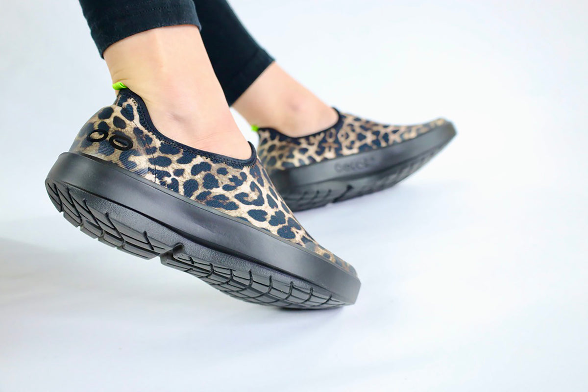 Womens OOmg Eezee Black Cheetah - รองเท้าเพื่อการฟื้นฟู (สินค้าโปรโมชั่น รับคืนไม่รับเปลี่ยน)