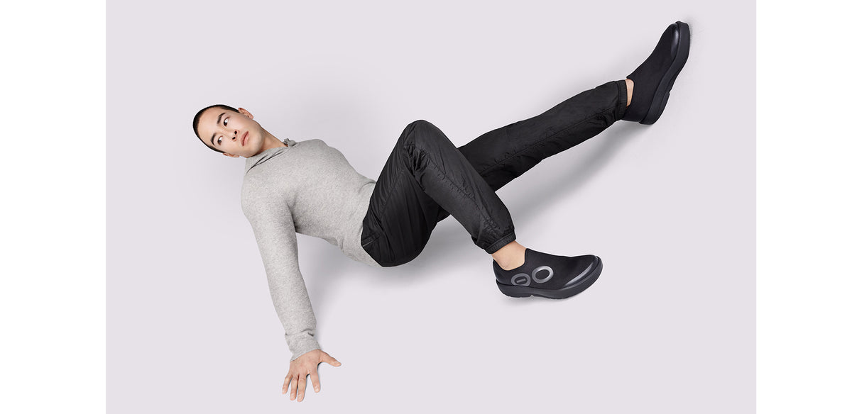 MEN'S OOMG EEZEE LOW Black/Black - รองเท้าเพื่อการฟื้นฟู