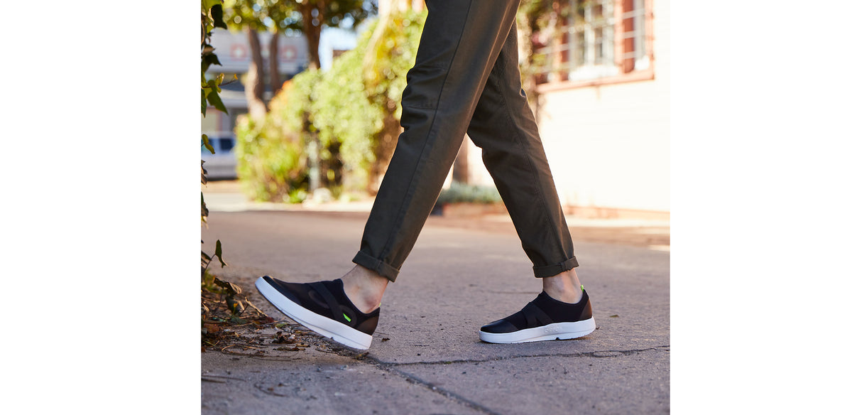 MEN'S OOMG LOW White/Black - รองเท้าเพื่อการฟื้นฟู (สินค้าโปรโมชั่น รับคืนไม่รับเปลี่ยน)