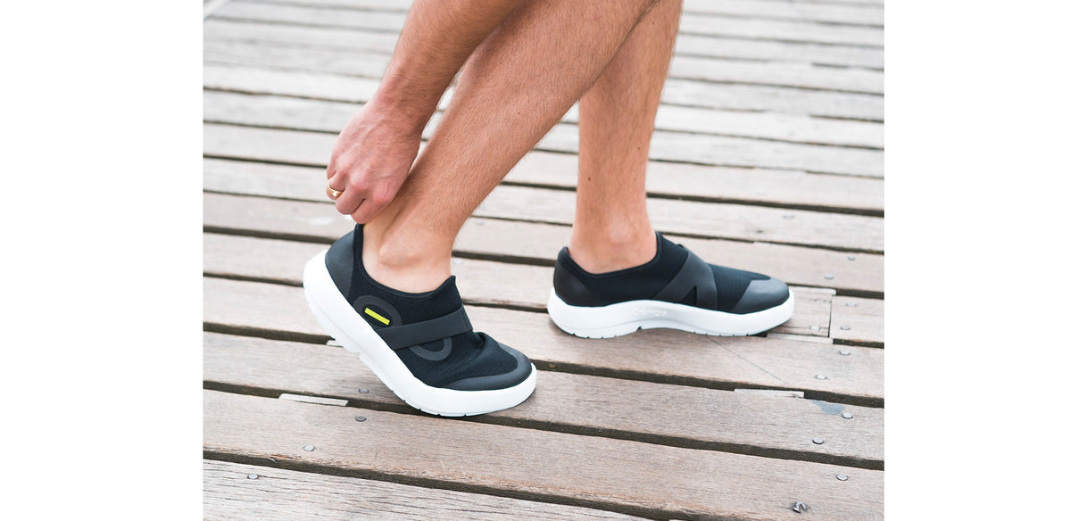 MEN'S OOMG LOW White/Black - รองเท้าเพื่อการฟื้นฟู (สินค้าโปรโมชั่น รับคืนไม่รับเปลี่ยน)
