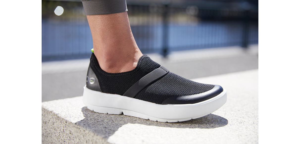 Womens OOmg Low White/Black - รองเท้าเพื่อการฟื้นฟู