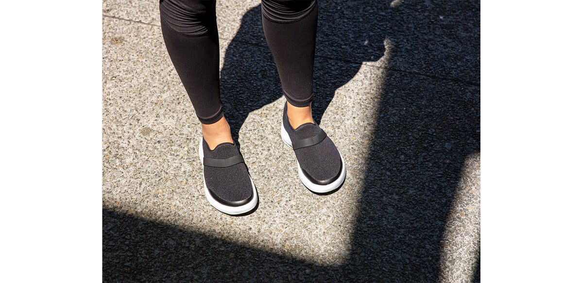 Womens OOmg Low White/Black - รองเท้าเพื่อการฟื้นฟู