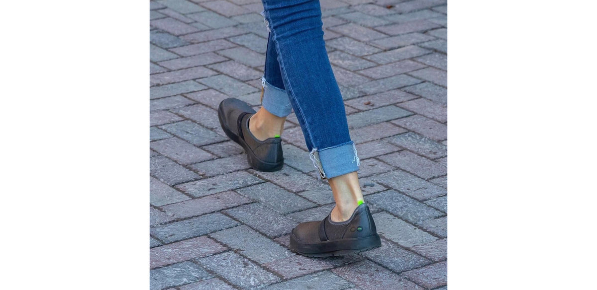 Womens OOmg Low Black/Black - รองเท้าเพื่อการฟื้นฟู