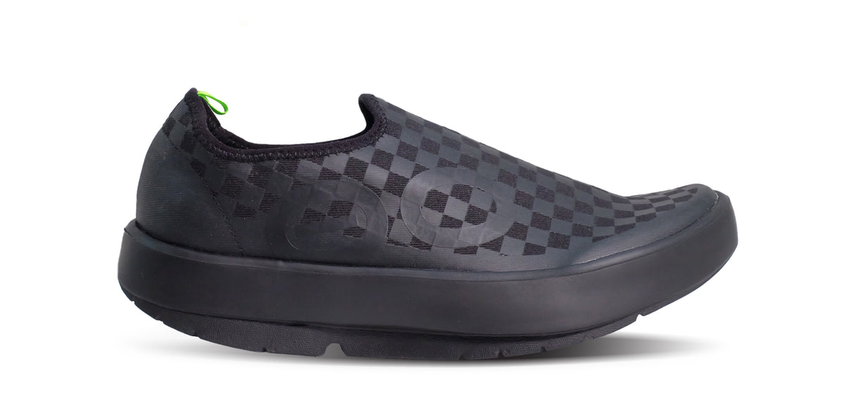 MEN'S OOMG EEZEE BLACK CHECKERBOARD - รองเท้าเพื่อการฟื้นฟู