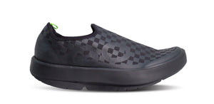 OOFOS MEN'S OOMG EEZEE BLACK CHECKERBOARD - รองเท้าเพื่อสุขภาพ นุ่มสบาย