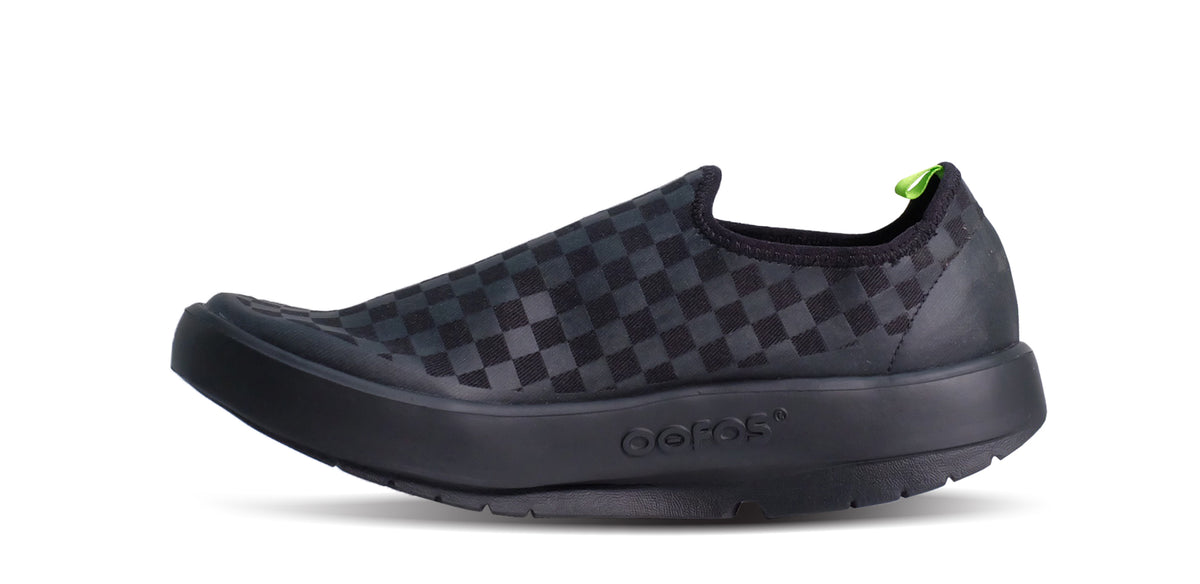 MEN'S OOMG EEZEE BLACK CHECKERBOARD - รองเท้าเพื่อการฟื้นฟู