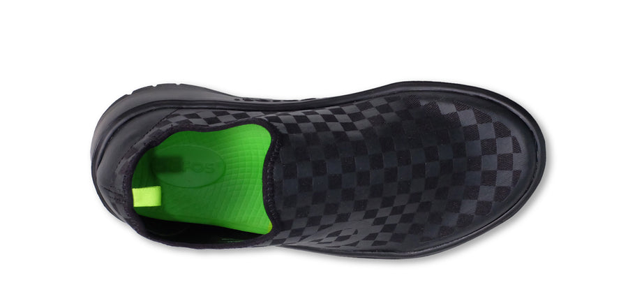 OOFOS MEN'S OOMG EEZEE BLACK CHECKERBOARD - รองเท้าเพื่อสุขภาพ นุ่มสบาย