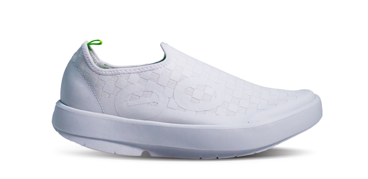 MEN'S OOMG EEZEE WHITE CHECKERBOARD - รองเท้าเพื่อการฟื้นฟู (สินค้าโปรโมชั่น รับคืนไม่รับเปลี่ยน)