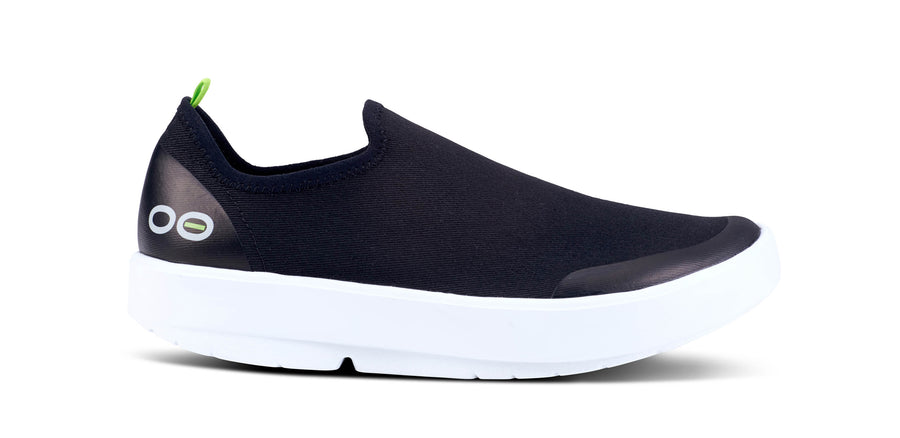 OOFOS WOMEN'S OOMG EEZEE LOW White/Black - รองเท้าเพื่อสุขภาพ นุ่มสบาย