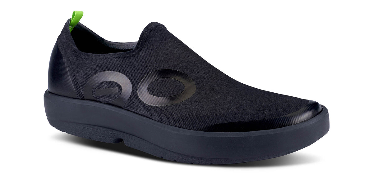 MEN'S OOMG EEZEE LOW Black/Black - รองเท้าเพื่อการฟื้นฟู