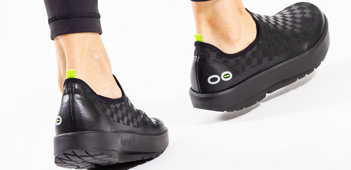 MEN'S OOMG EEZEE BLACK CHECKERBOARD - รองเท้าเพื่อการฟื้นฟู