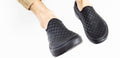 MEN'S OOMG EEZEE BLACK CHECKERBOARD - รองเท้าเพื่อการฟื้นฟู