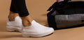 MEN'S OOMG EEZEE WHITE CHECKERBOARD - รองเท้าเพื่อการฟื้นฟู (สินค้าโปรโมชั่น รับคืนไม่รับเปลี่ยน)
