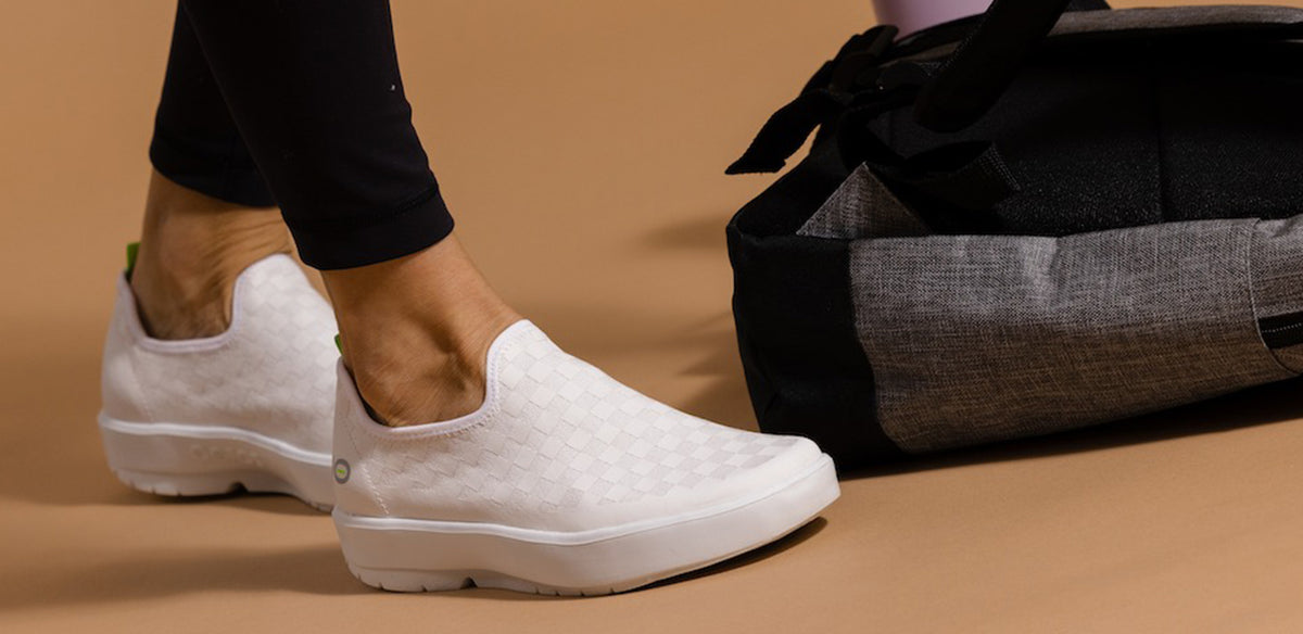 MEN'S OOMG EEZEE WHITE CHECKERBOARD - รองเท้าเพื่อการฟื้นฟู (สินค้าโปรโมชั่น รับคืนไม่รับเปลี่ยน)